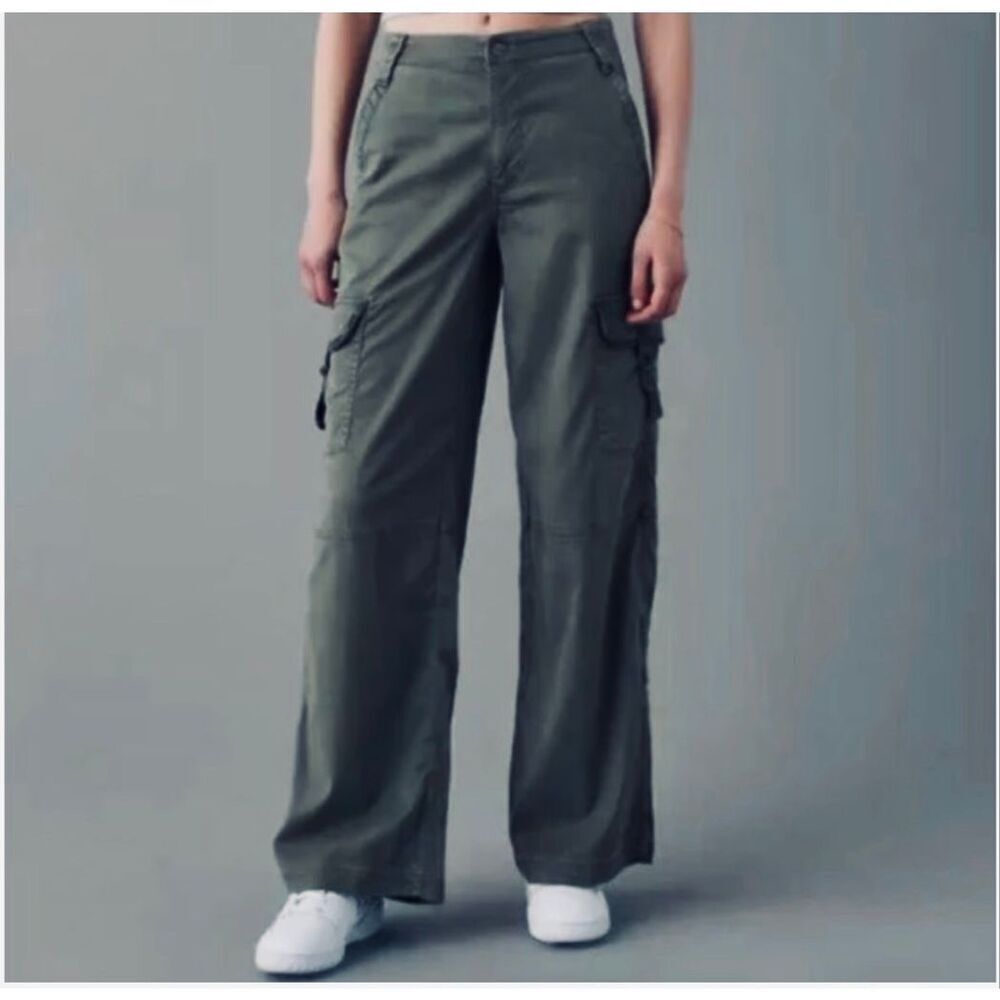 American Eagle Super High Rise Baggy Jogger 18. Olive Corduroy Cargo